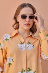 قميص برتقالي فاتح