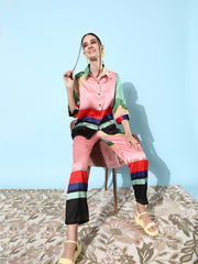 طقم نسائي من الساتان الأسود والبيج، يتكون من قميص وبنطال