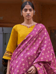 ساري نسائي بتصميم مطبوع باللون الأرجواني مصنوع من مزيج الحرير، مع قطعة بلوزة.