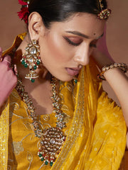 ساري نسائي أصفر من الشيفون مزين بتطريزات، مع قطعة بلوزة