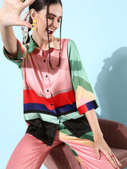 طقم نسائي من الساتان الأسود والبيج، يتكون من قميص وبنطال