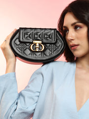 حقيبة كتف نسائية بتصميم The Quilted Curve - أسود داكن