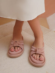 أحذية مسطحة مفتوحة من الأمام سهلة الارتداء، مناسبة للإطلالات الكاجوال