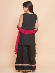 طقم كورتة قطنية سوداء مطرزة للبنات مع بنطلون بالازو وشال