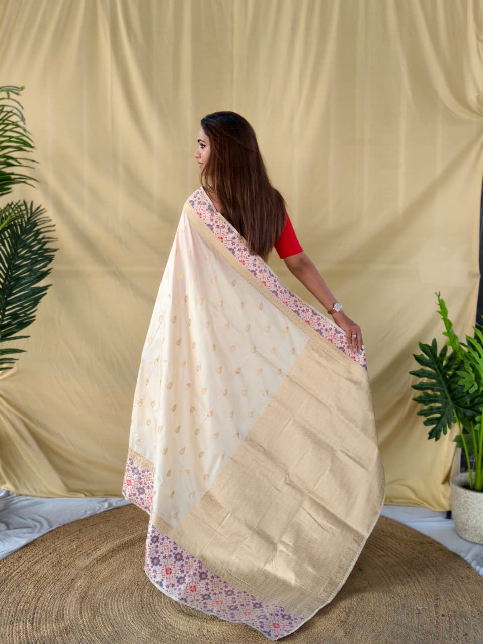soft silk saree in pure white. Beautifully enhanced with Patola-inspired meenakari weaving on both borders, the saree features a richly woven pallu that adds a royal touch