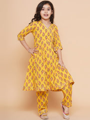 Placement Print Three-Fourth Sleeves Knee length Cotton Kurta With Trouser - Yellow