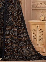 ساري نسائي أسود مطبوع من الشيفون بتصميم أنيق مع قطعة بلوزة