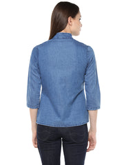 بلوزة نسائية من الدنيم بصفين من الأزرار