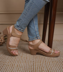 صندل أنيق وعصري بكعب عريض بارتفاع 2 بوصة، مزود بحلقة للكاحل ومقدمة مستديرة.