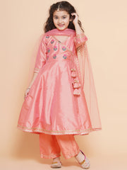 Bitiya by Bhama - Placement Embroidered Three-Fourth Sleeves Above Knee Length Silk Kurta & Trouser With Dupatta - Peach