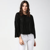 بلوزة نسائية سوداء من الساتان بتفاصيل ثنيات على شكل حرف V