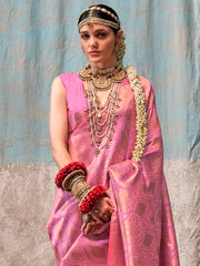 ساري نسائي وردي اللون بتصميم منسوج من مزيج الحرير مع قطعة بلوزة