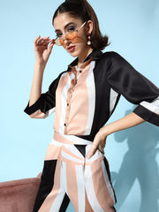 طقم نسائي من الساتان الأسود والبيج، يتكون من قميص وبنطال