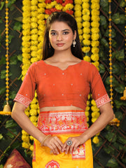 أستيتا - ساري حريري تقليدي مزين بحواف معبدية، مناسب لحفلات الزفاف الاحتفالية