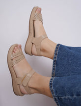 صندل أنيق وعصري بكعب دائري وحلقة للكاحل، بارتفاع بوصة واحدة، ونعل مسطح.