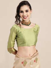 ساري نسائي من مزيج الحرير بلون كريمي بتصميم منسوج، مستوحى من إطلالات المشاهير، مع قطعة بلوزة.