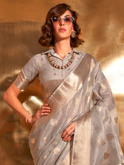 ساري نسائي رمادي اللون بتصميم منسوج من قماش التشو، مع قطعة بلوزة