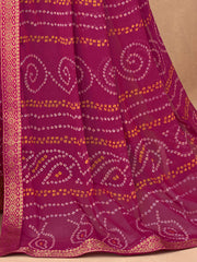 ساري نسائي من الشيفون باللون الأرجواني مزين بتطريزات، مع قطعة بلوزة.