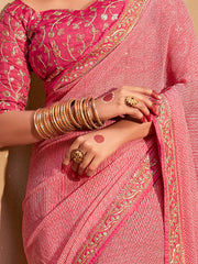 ساري نسائي من قماش جورجيت وردي مطرز بخيوط الزري، بتصميم أنيق، مع قطعة بلوزة.