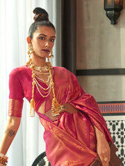 ساري نسائي وردي اللون بتصميم منسوج من مزيج الحرير مع قطعة بلوزة