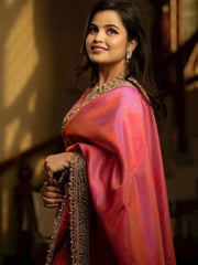 ساري نسائي وردي اللون مزين بتطريزات، مع قطعة بلوزة