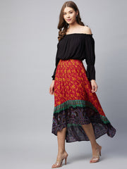 طقم نسائي مكون من بلوزة مكشوفة الكتفين وتنورة قطنية قصيرة من الأمام وطويلة من الخلف