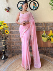 ساري نسائي من قماش الجورجيت الوردي مزين بتطريزات، مع قطعة بلوزة.