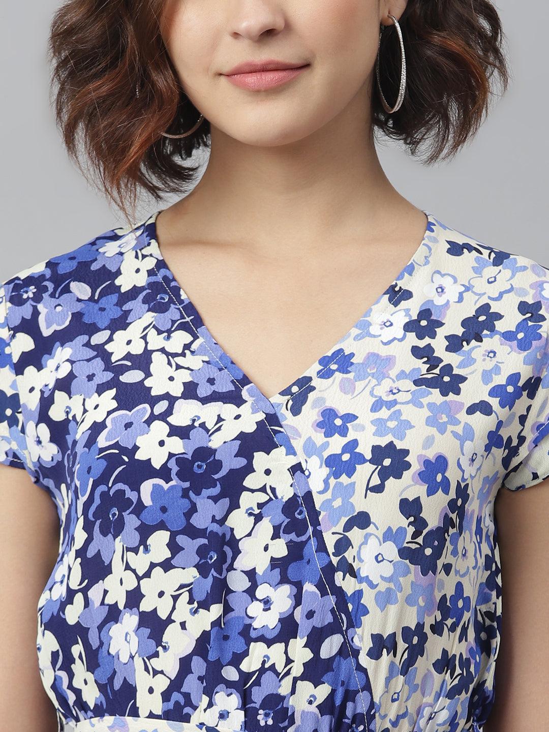 فستان نسائي ملفوف مطبوع باللونين البنفسجي والأبيض مع لوحة متباينة