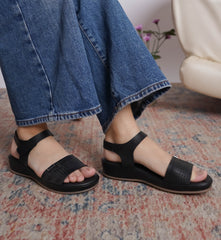 صندل أنيق وعصري بكعب دائري وحلقة للكاحل، بارتفاع بوصة واحدة، ونعل مسطح.