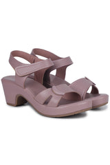 صندل أنيق وعصري بكعب عريض بارتفاع 2 بوصة، مزود بحلقة للكاحل ومقدمة مستديرة.