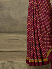 ساري نسائي من الكريب مطبوع باللون الأرجواني بتصميم أنيق مع قطعة بلوزة