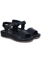 صندل أنيق وعصري بكعب دائري وحلقة للكاحل، بارتفاع بوصة واحدة، ونعل مسطح.