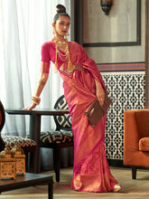 ساري نسائي وردي اللون بتصميم منسوج من مزيج الحرير مع قطعة بلوزة