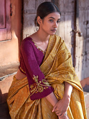 ساري نسائي مطبوع عليه صورة خردلي من مزيج الحرير مع قطعة بلوزة