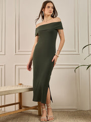 فستان زمر أخضر متوسط الطول مكشوف الكتفين