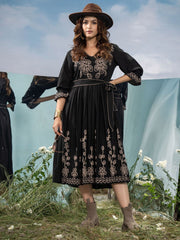 فستان زومر أسود مطرز متوسط الطول بقصة ضيقة من الأعلى وواسعة من الأسفل