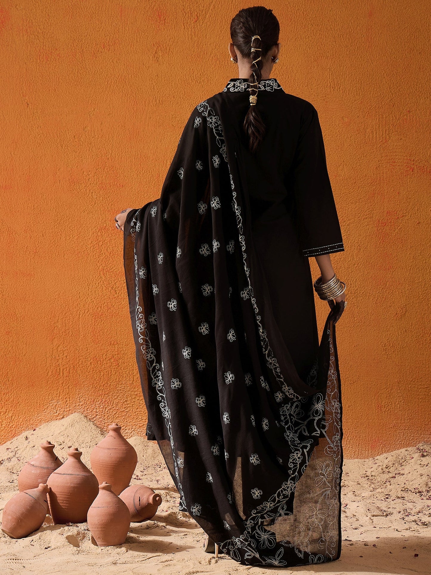 طقم كورتا أسود مطرز بقصة A-Line مع بنطلون وشال