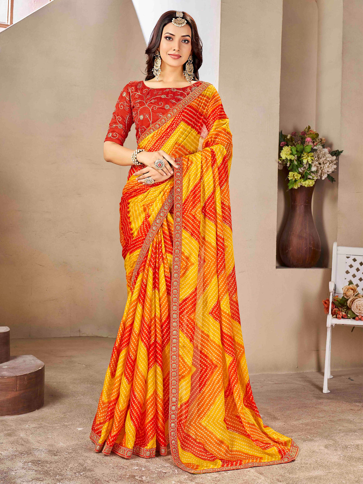 ساري نسائي أصفر من الشيفون مزين بتصميم أنيق مع قطعة بلوزة