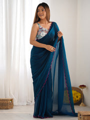 ساري نسائي من الحرير الساتان باللون الأزرق المخضر مطرز بتصميم أنيق مع قطعة بلوزة