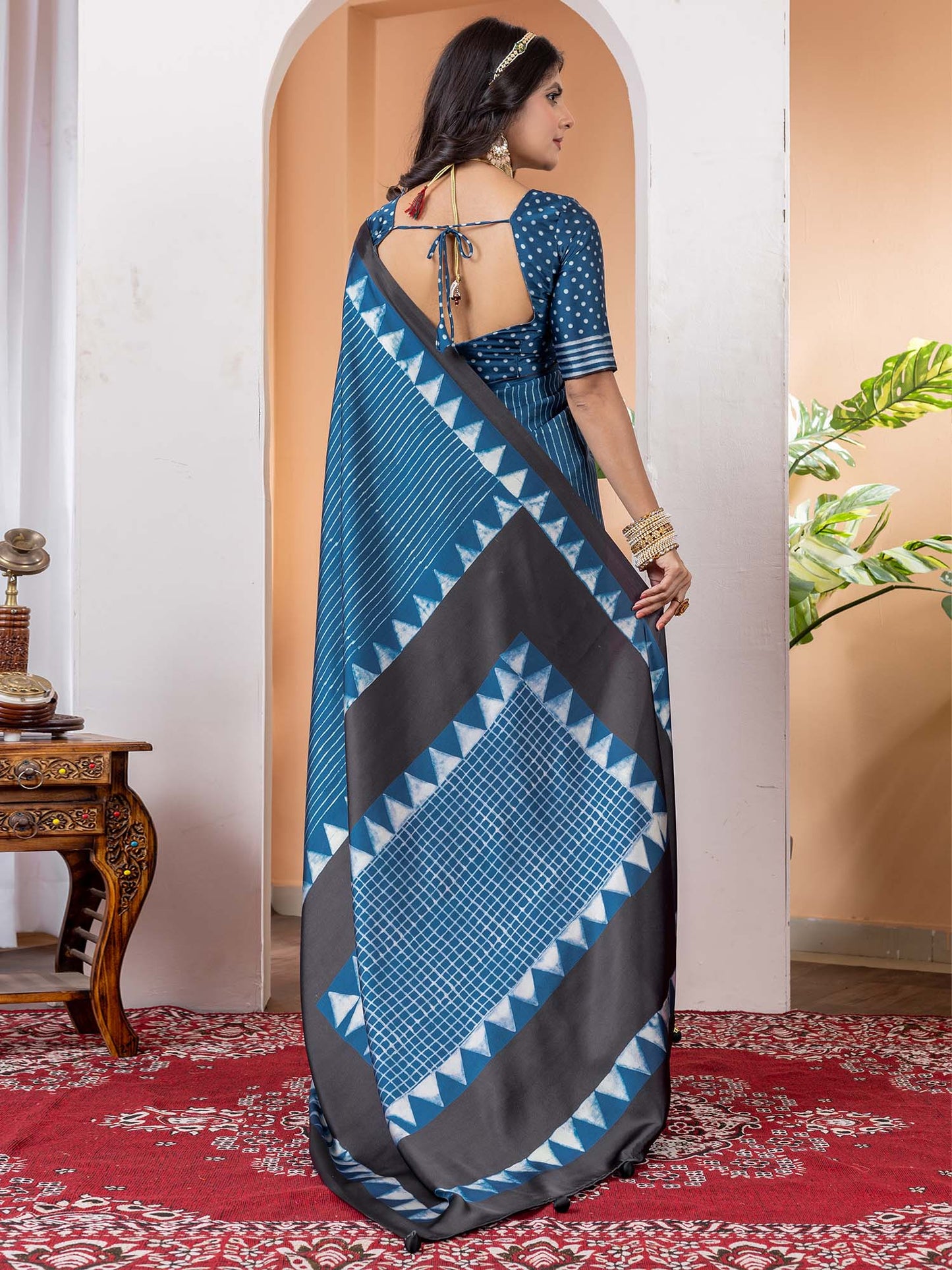 Women's Crepe Blue Digital Print Designer Saree With Blouse Piece
