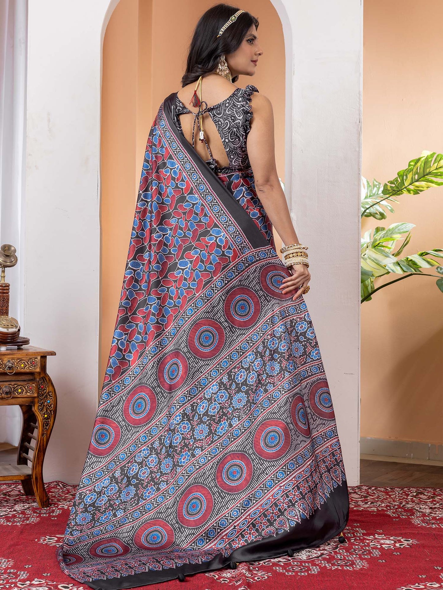 Women's Crepe Black Digital Print Designer Saree With Blouse Piece