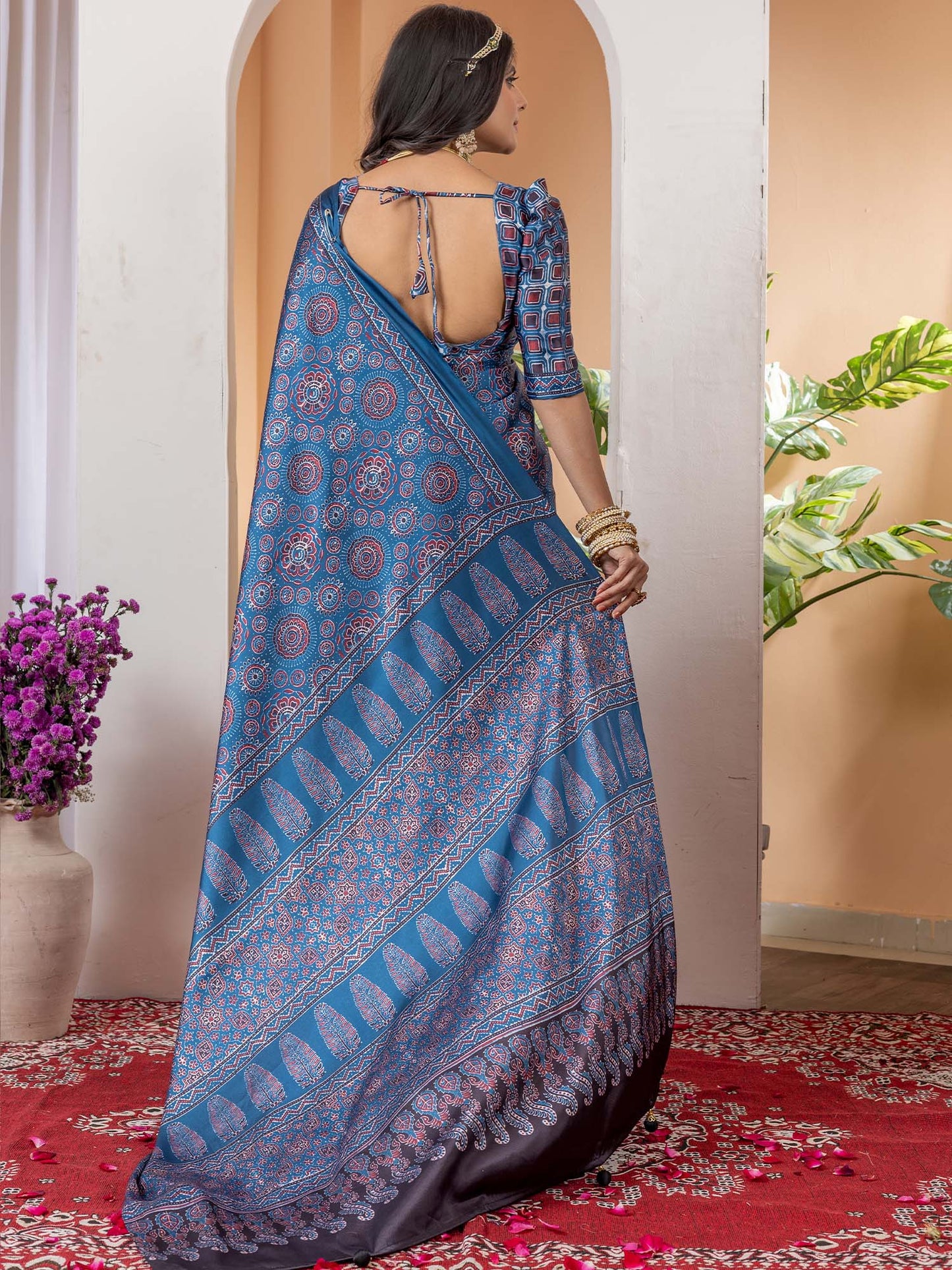 Women's Crepe Blue Digital Print Designer Saree With Blouse Piece