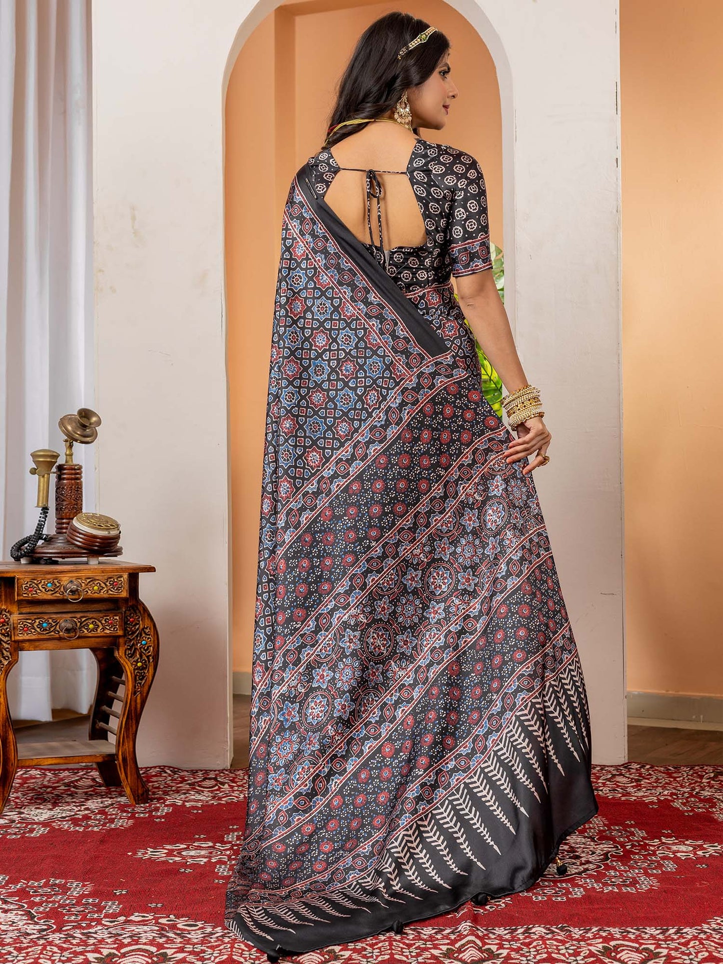 Women's Crepe Black Digital Print Designer Saree With Blouse Piece