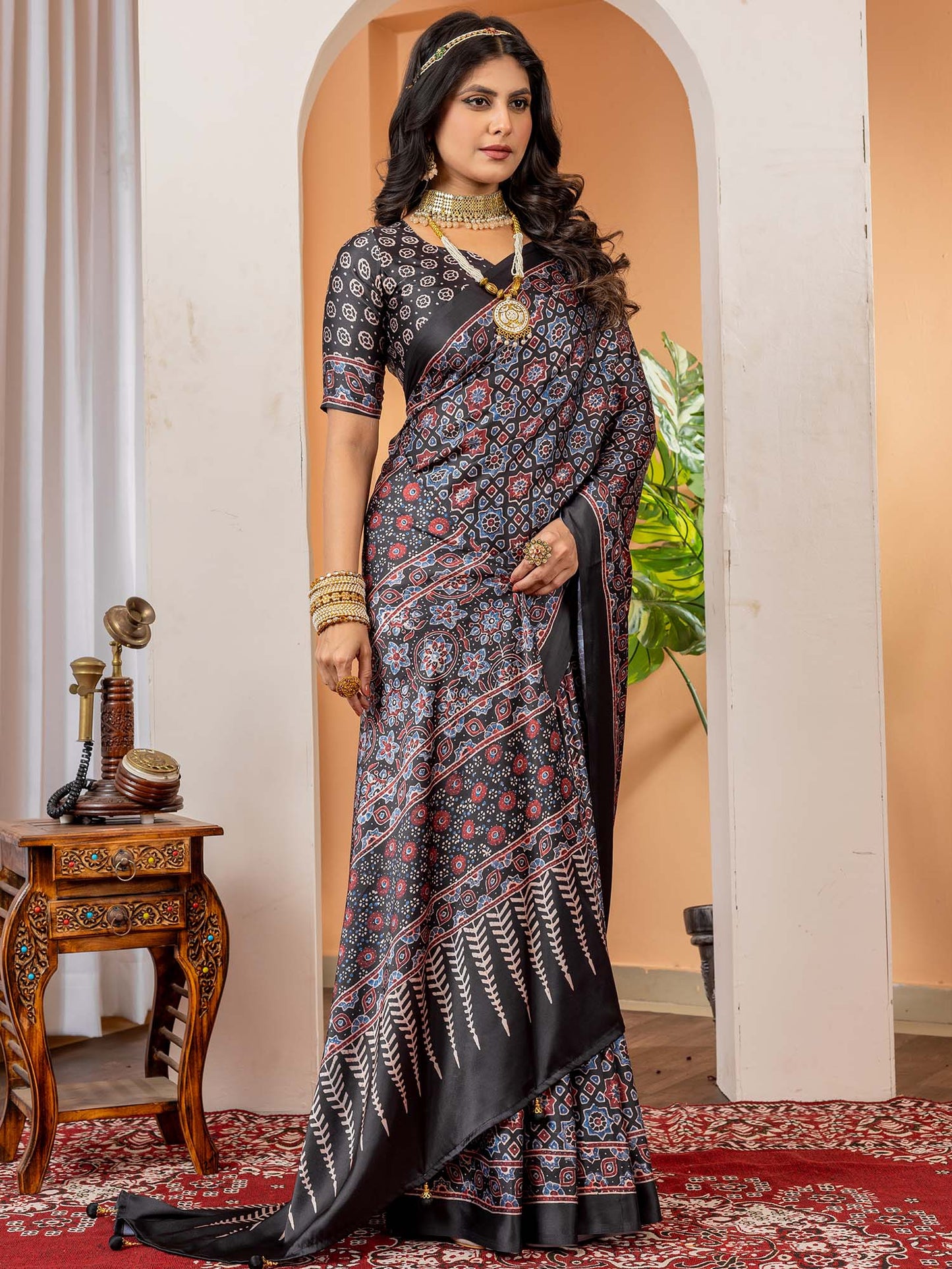 Women's Crepe Black Digital Print Designer Saree With Blouse Piece