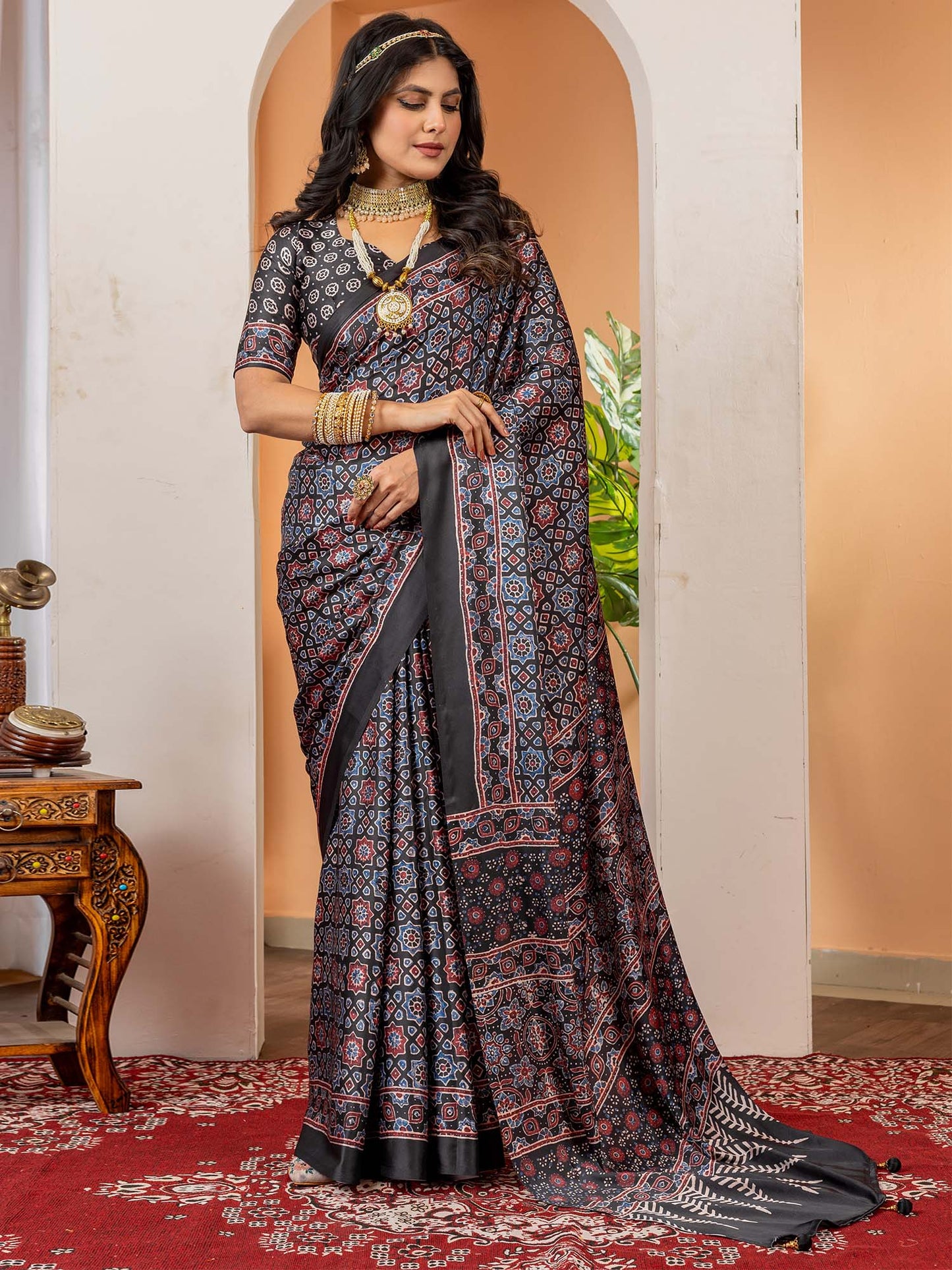 Women's Crepe Black Digital Print Designer Saree With Blouse Piece