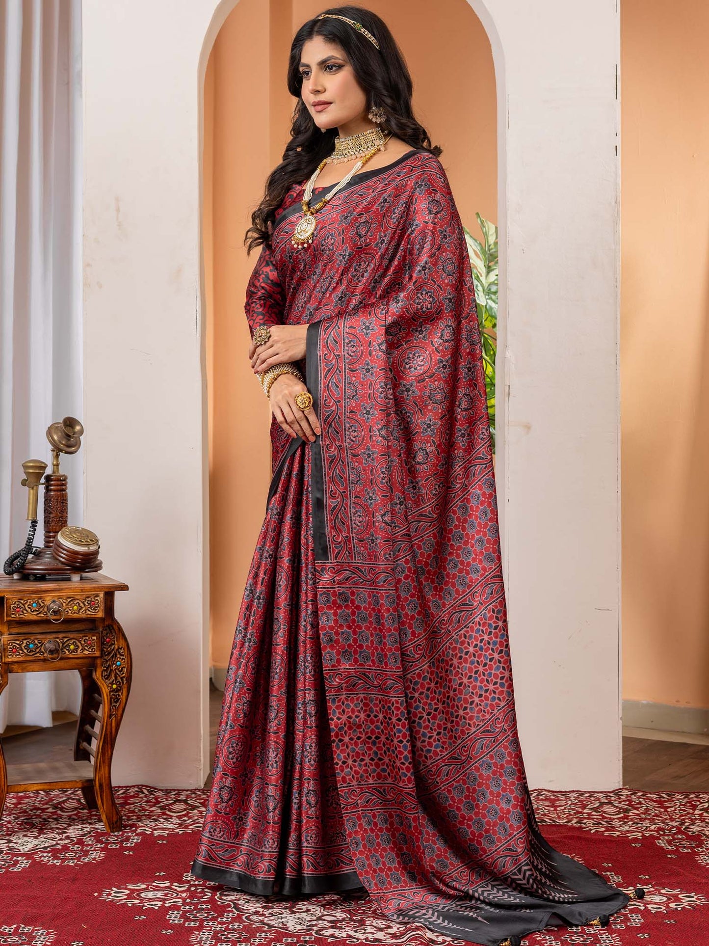 Women's Crepe Maroon Digital Print Designer Saree With Blouse Piece