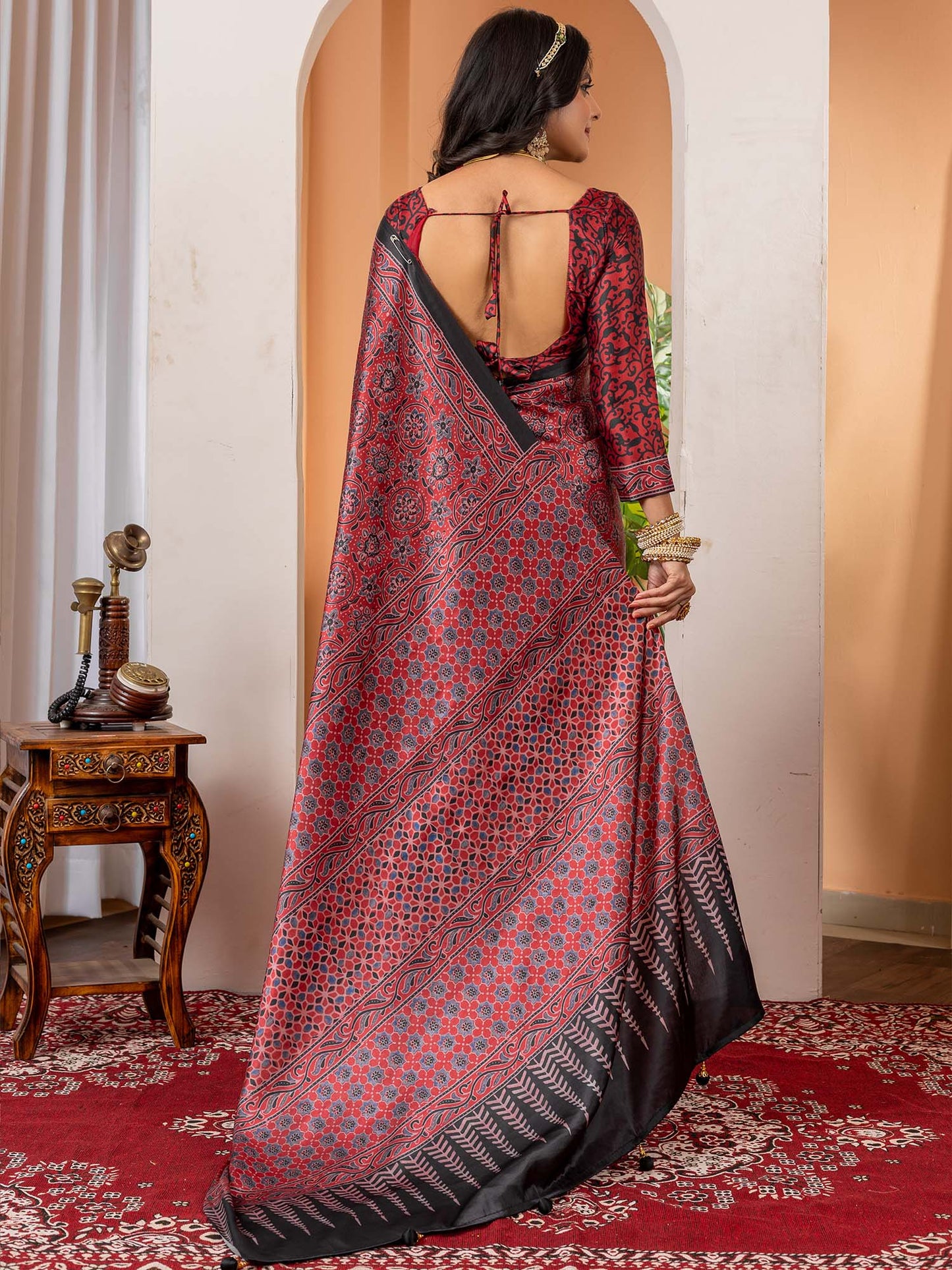 Women's Crepe Maroon Digital Print Designer Saree With Blouse Piece