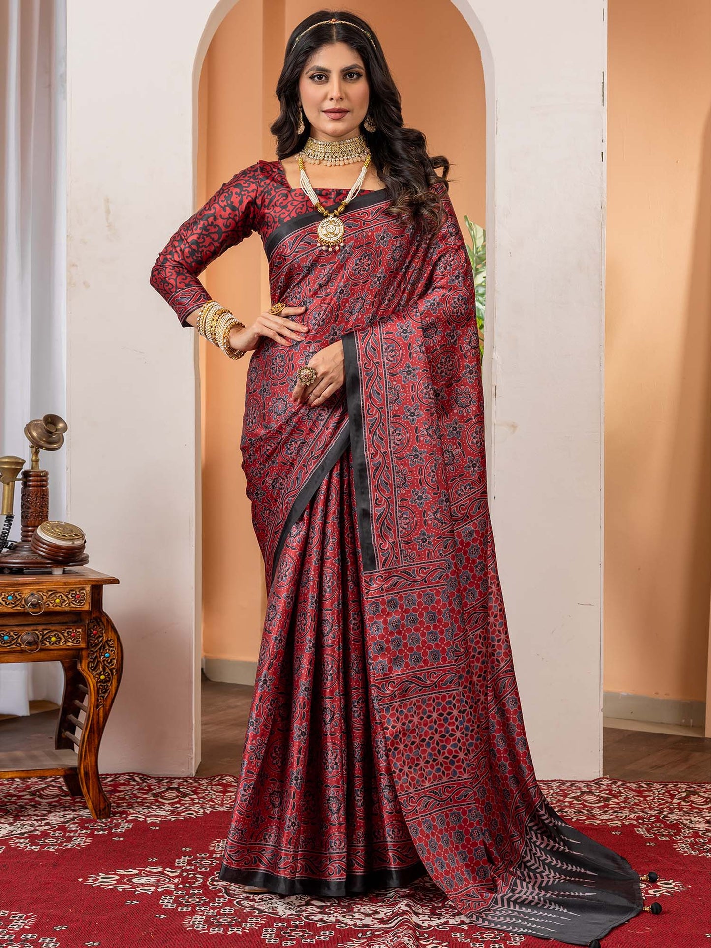 Women's Crepe Maroon Digital Print Designer Saree With Blouse Piece