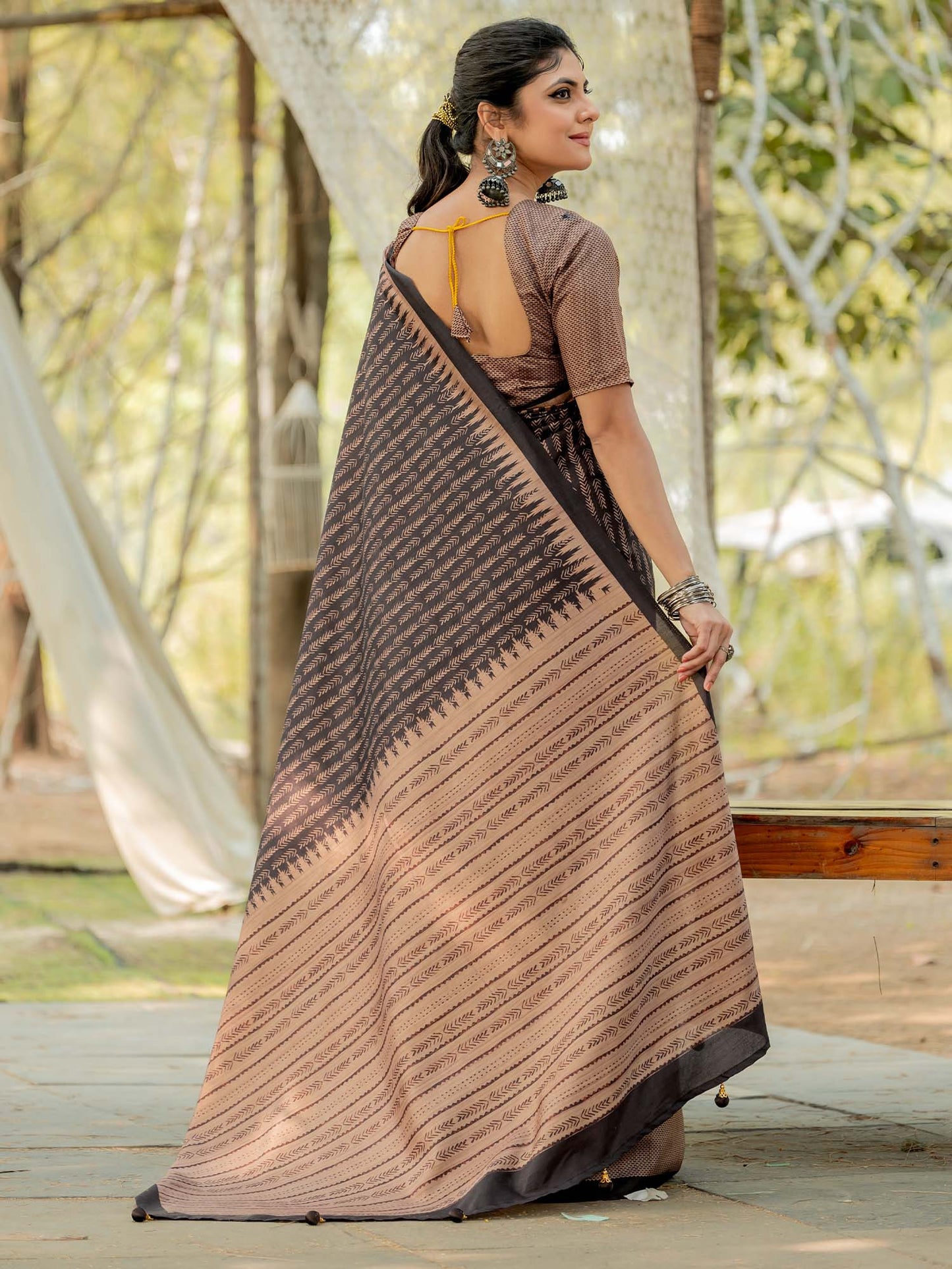 Women's Silk Blend Black Printed Designer Saree With Blouse Piece