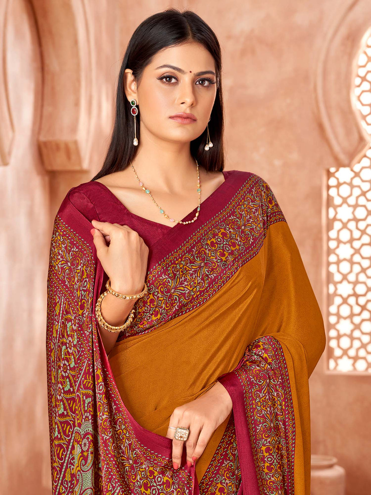 ساري نسائي مطبوع عليه صورة خردلي من الكريب مع قطعة بلوزة